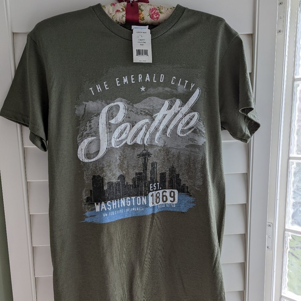 NWT Unisex seattle space needle emerald city tshirt size small Graphic Moss